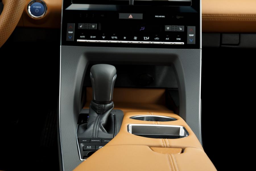 Детали интерьера Toyota Avalon Hybrid Limited 2018 года  (фото 25 из 34)